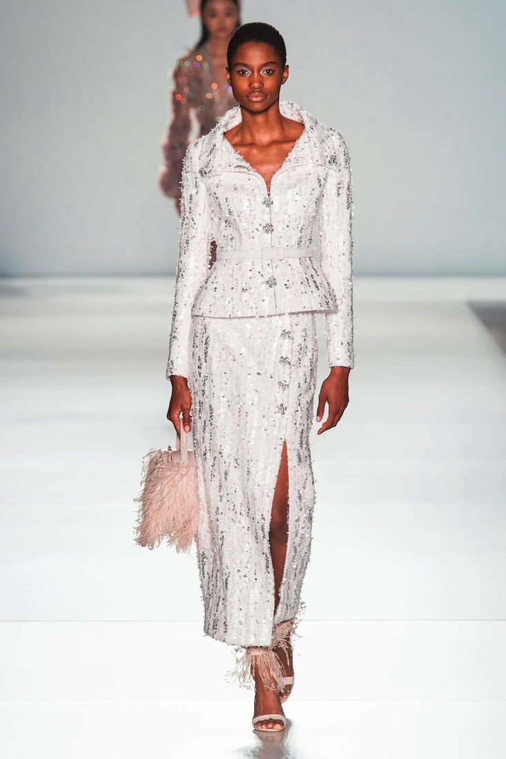 Ralph & Russo Haute Couture: White and Pink Tweed Skirt Suit Spring/Summer 2020, Runway Look 18 - 4