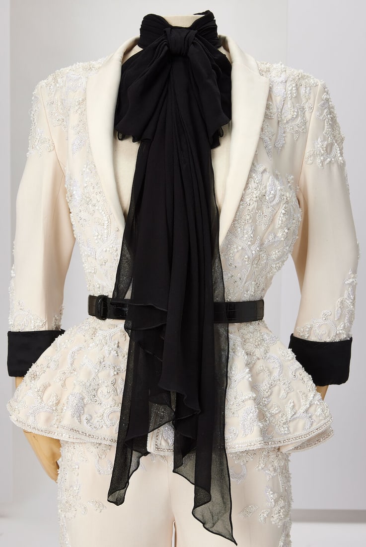 Ralph & Russo Haute Couture: White Embellished Silk Crêpe Marocain Suit Spring/Summer 2014, - 2