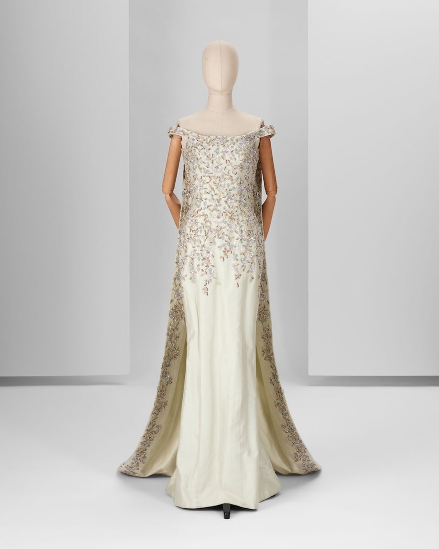 Ralph & Russo Haute Couture: Embroidered Pale Mint Silk Zibeline Gown Spring/Summer 2016, Runway: Ralph & Russo Haute Couture: Embroidered Pale Mint Silk Zibeline Gown Spring/Summer 2016, Runway Look 44 Pale mint silk zibeline off-the-shoulder gown with detachable cape, embroidered on both sid