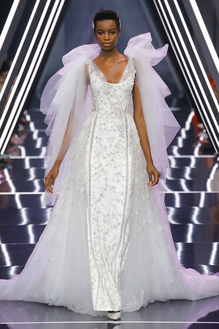 Ralph & Russo Haute Couture: Off-White Chantilly Lace Bridal Gown Autumn/Winter 2018, Runway Loo - 3