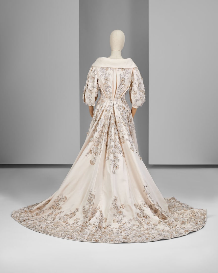 Ralph & Russo Haute Couture: Embellished White Silk Faille Opera Coat Spring/Summer 2017, Runway - 4