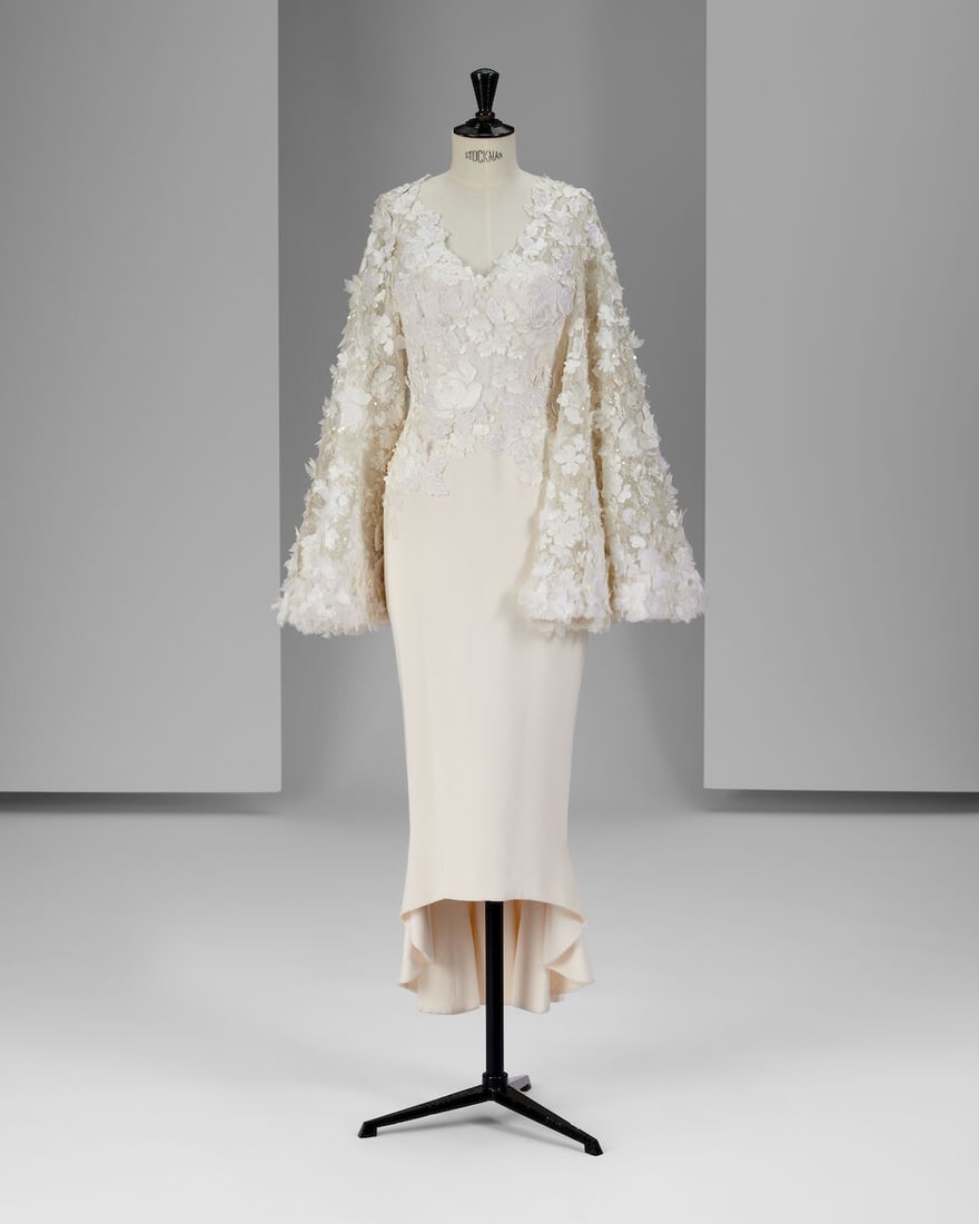 Ralph & Russo Haute Couture: White Silk Crêpe Dress with Chantilly Lace Cape Sleeves Sprin: Ralph & Russo Haute Couture: White Silk Crêpe Dress with Chantilly Lace Cape Sleeves Spring/Summer 2016, Runway Look 7 White silk crêpe bustier dress with Chantilly lace cape sleeves, lu