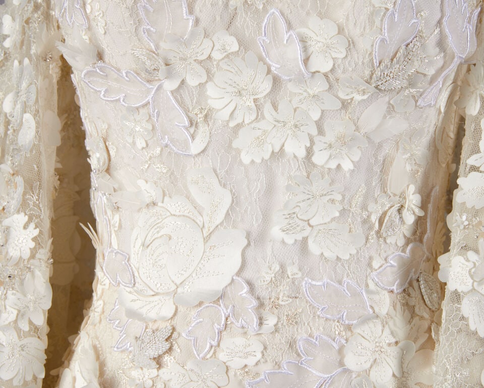 Ralph & Russo Haute Couture: White Silk Crêpe Dress with Chantilly Lace Cape Sleeves Sprin - 3