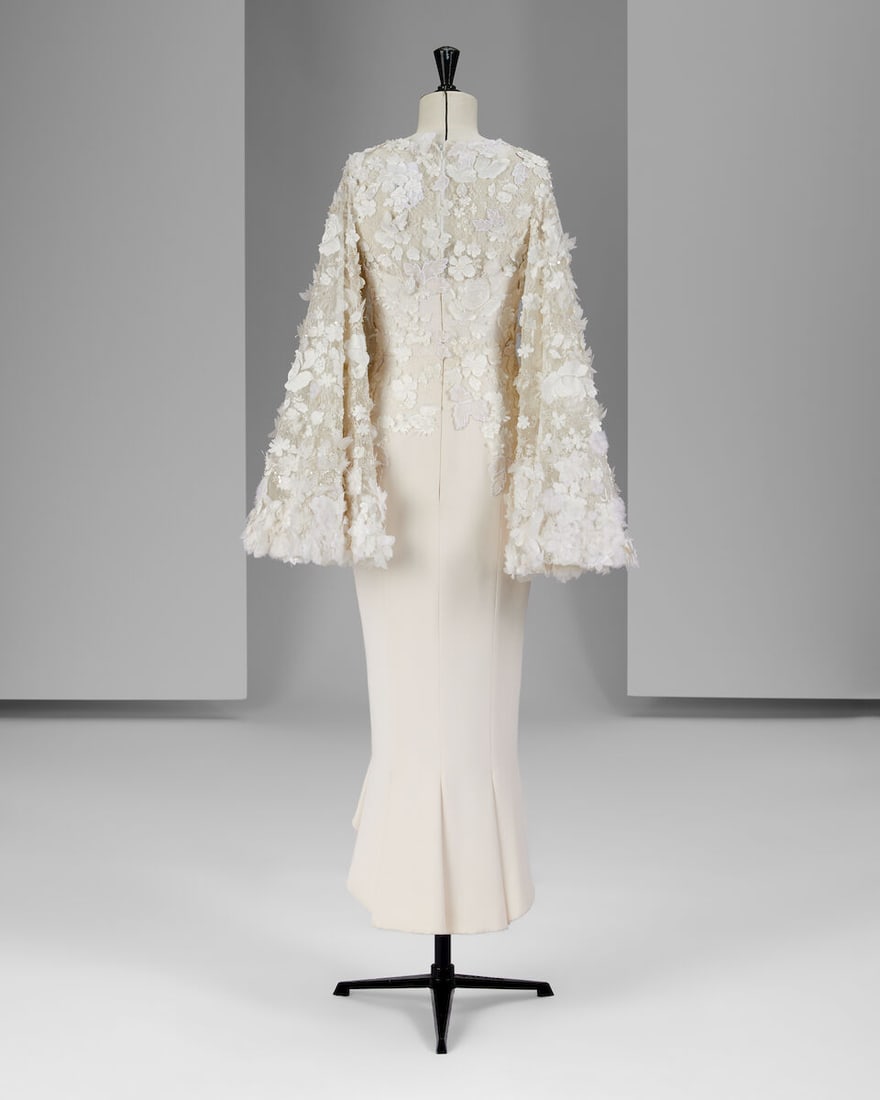 Ralph & Russo Haute Couture: White Silk Crêpe Dress with Chantilly Lace Cape Sleeves Sprin - 4