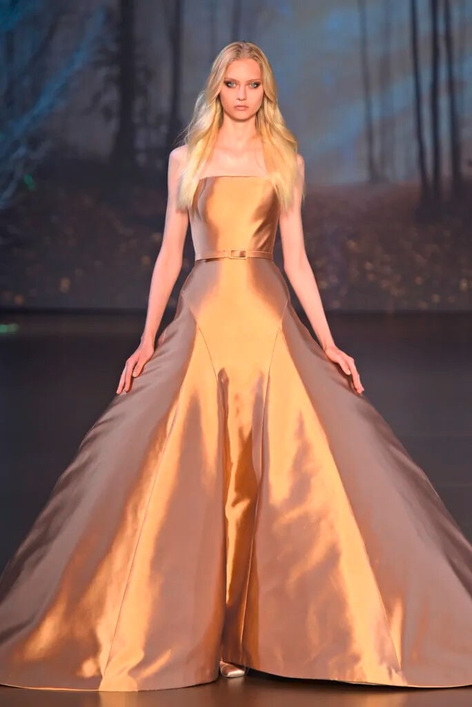 Ralph & Russo Haute Couture: Bronze Silk Zibeline Ballgown Autumn/Winter 2015, Runway Look 15 - 4