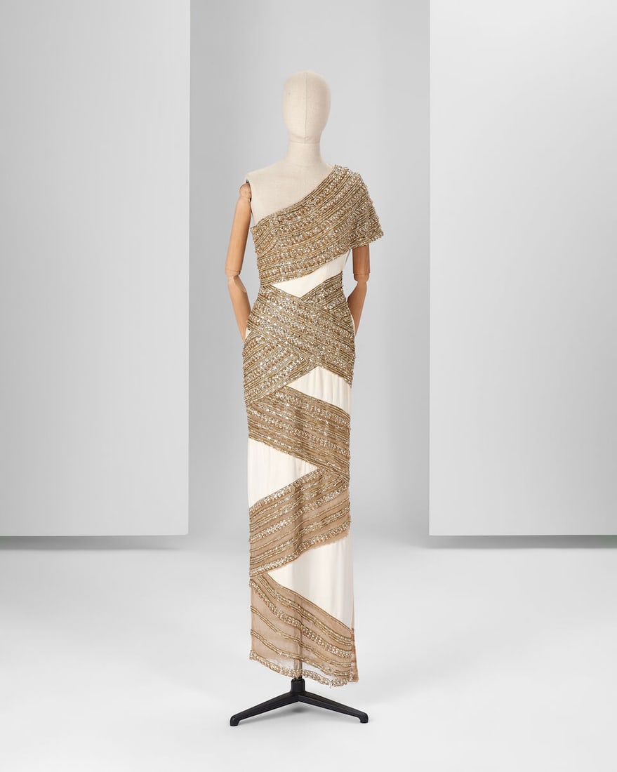 Ralph & Russo Haute Couture: Off-White Silk and Gold Crystal Gown Spring/Summer 2019, Runway Loo: Ralph & Russo Haute Couture: Off-White Silk and Gold Crystal Gown Spring/Summer 2019, Runway Look 39 Off-white silk crêpe cady gown, with an asymmetric neckline featuring gold crystal and