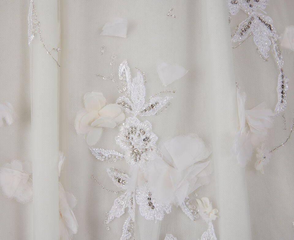 Ralph & Russo Haute Couture: Off-White Tulle Multi-Layered Bridal Gown Autumn/Winter 2019, Runwa - 5