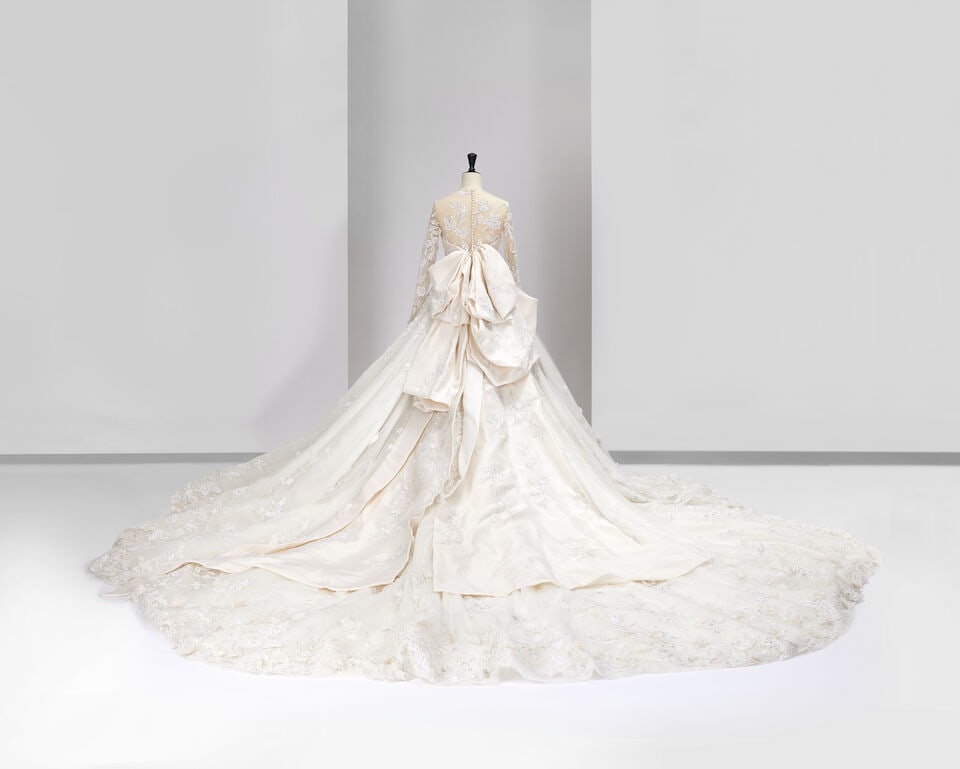 Ralph & Russo Haute Couture: Off-White Tulle Multi-Layered Bridal Gown Autumn/Winter 2019, Runwa - 7