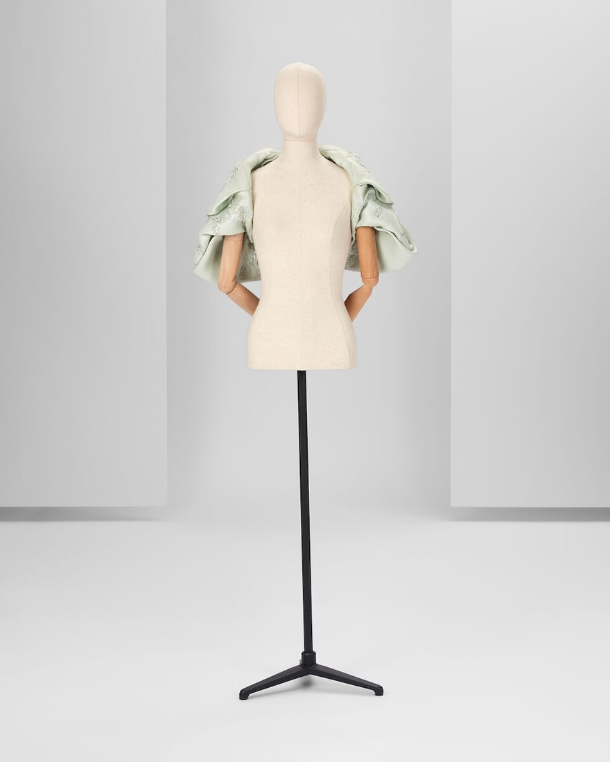 Ralph & Russo Haute Couture: Pale Mint Green Crêpe Shoulder Cape Autumn/Winter 2017, Runway: Ralph & Russo Haute Couture: Pale Mint Green Crêpe Shoulder Cape Autumn/Winter 2017, Runway Look 53 Pale mint silk crêpe and gazar over the shoulders cape with voluminous sleeves, hand