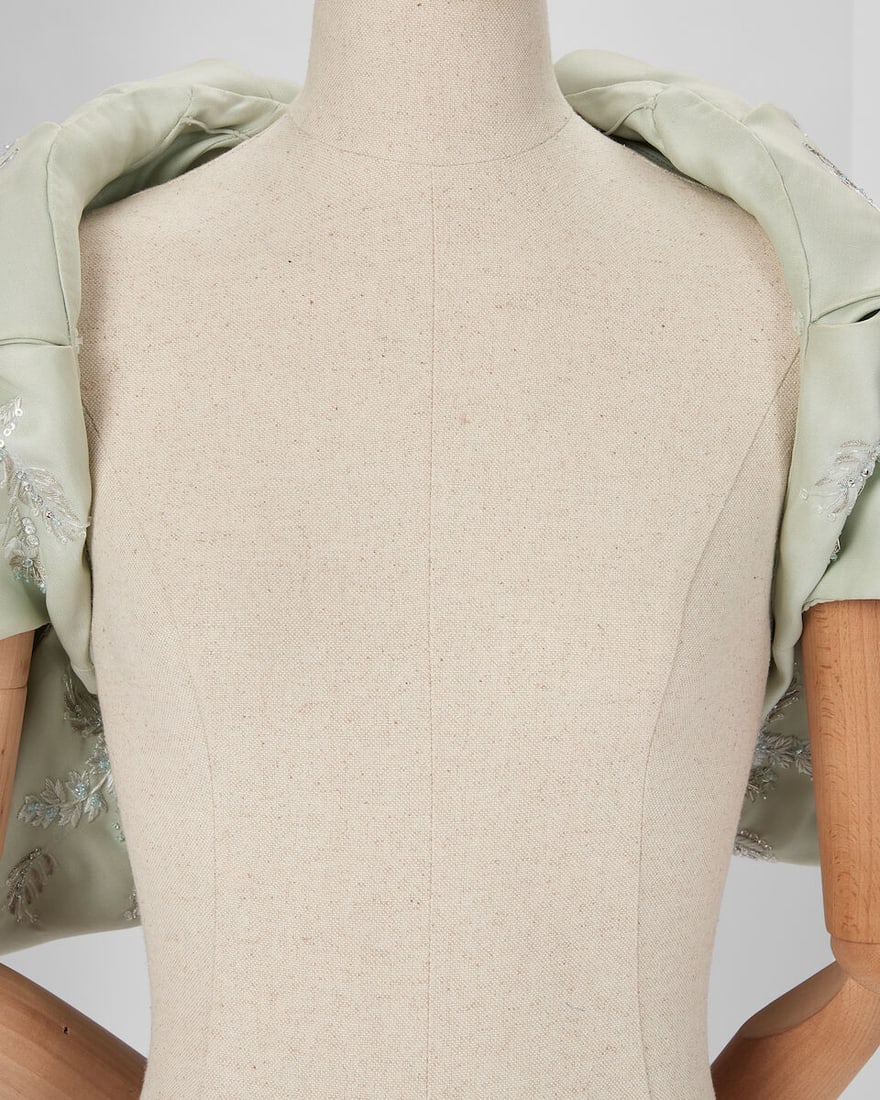 Ralph & Russo Haute Couture: Pale Mint Green Crêpe Shoulder Cape Autumn/Winter 2017, Runway - 3