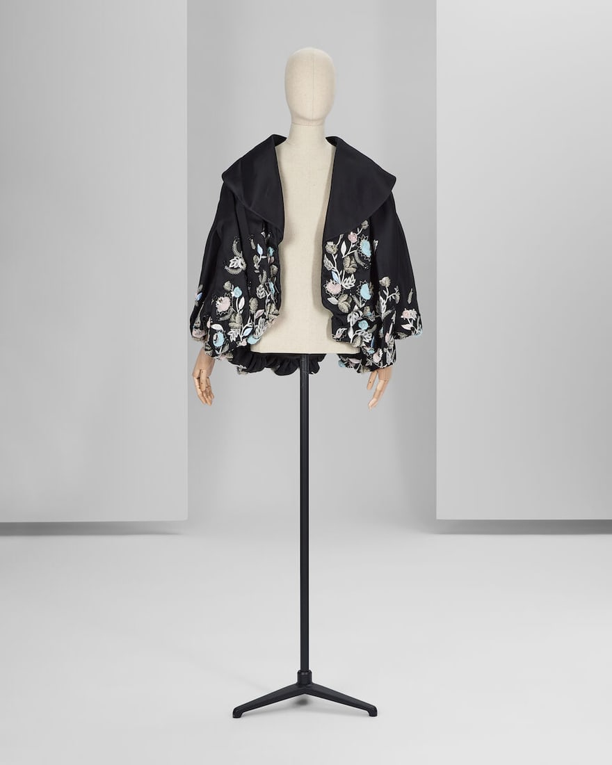 Ralph & Russo Haute Couture Exclusive: Black Embroidered Silk Gazar Coat Spring/Summer 2015, Run: Ralph & Russo Haute Couture Exclusive: Black Embroidered Silk Gazar Coat Spring/Summer 2015, Runway Look 31 Black silk gazar voluminous sleeve coat with silk thread-work, chiffon petal and th