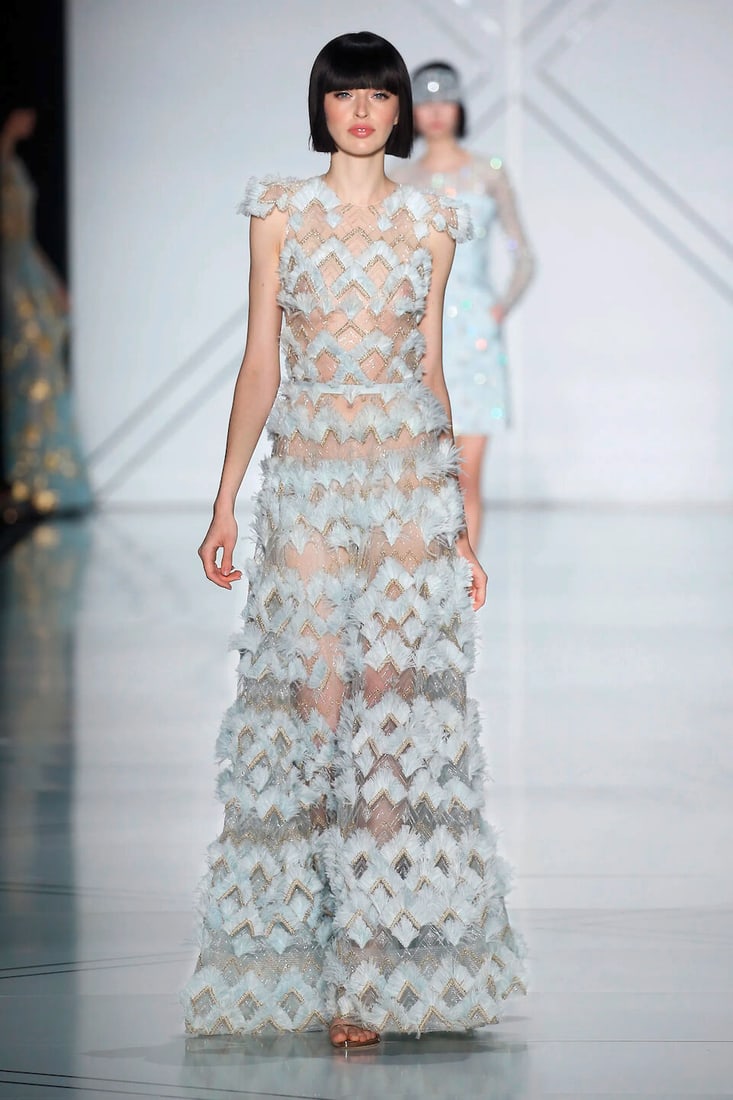 Ralph & Russo Haute Couture: Pale Cyan Chantilly Lace and Feather Gown Spring/Summer 2017, Runwa - 4