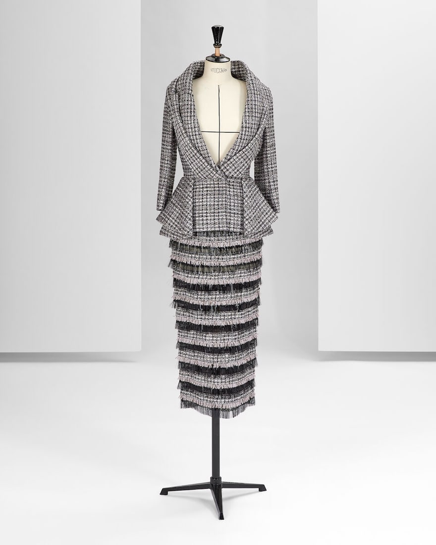 Ralph & Russo Haute Couture: Metallic Pink and Green Tweed Skirt Suit Spring/Summer 2017, Runway: Ralph & Russo Haute Couture: Metallic Pink and Green Tweed Skirt Suit Spring/Summer 2017, Runway Look 43 Metallic pink and grey tweed tailleur with structured collar and tiered pencil skirt embell