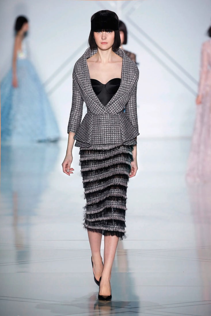 Ralph & Russo Haute Couture: Metallic Pink and Green Tweed Skirt Suit Spring/Summer 2017, Runway - 2