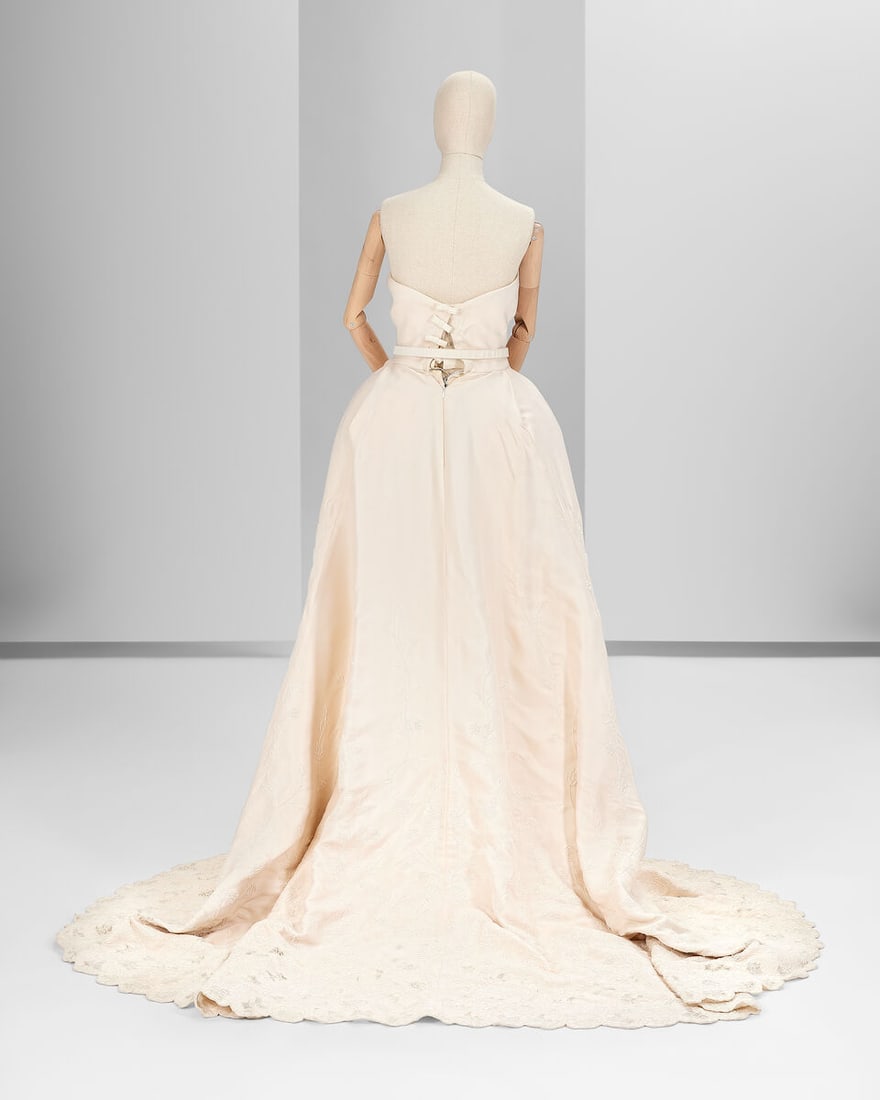 Ralph & Russo Haute Couture: White Silk Gazar Peplum Gown and Trousers Spring/Summer 2014, Runwa - 3