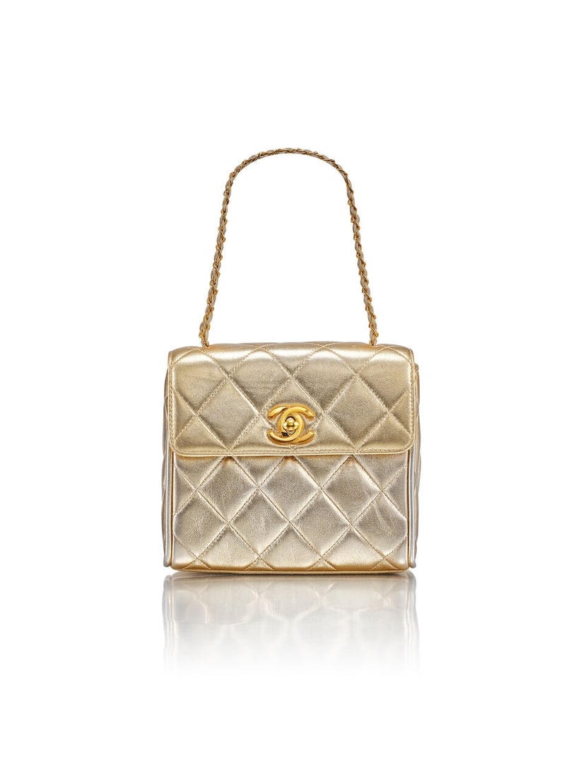 (NO RESERVE) CHANEL: VINTAGE GOLD METALLIC LAMBSKIN CLUTCH ON SHORT CHAIN WITH GOLD TONED HARDWA...: (NO RESERVE) CHANEL: VINTAGE GOLD METALLIC LAMBSKIN CLUTCH ON SHORT CHAIN WITH GOLD TONED HARDWARE Circa