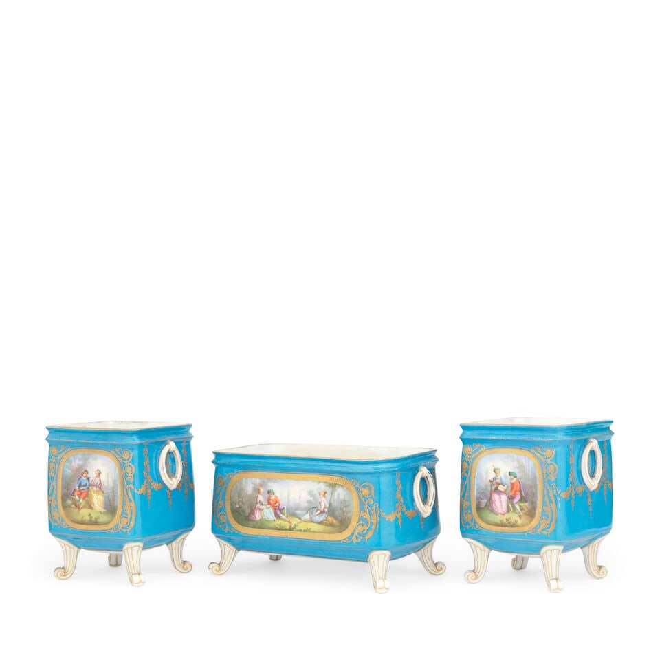 A late 19th/early 20th century French Sèvres-style porcelain jardiniere garniture - 2