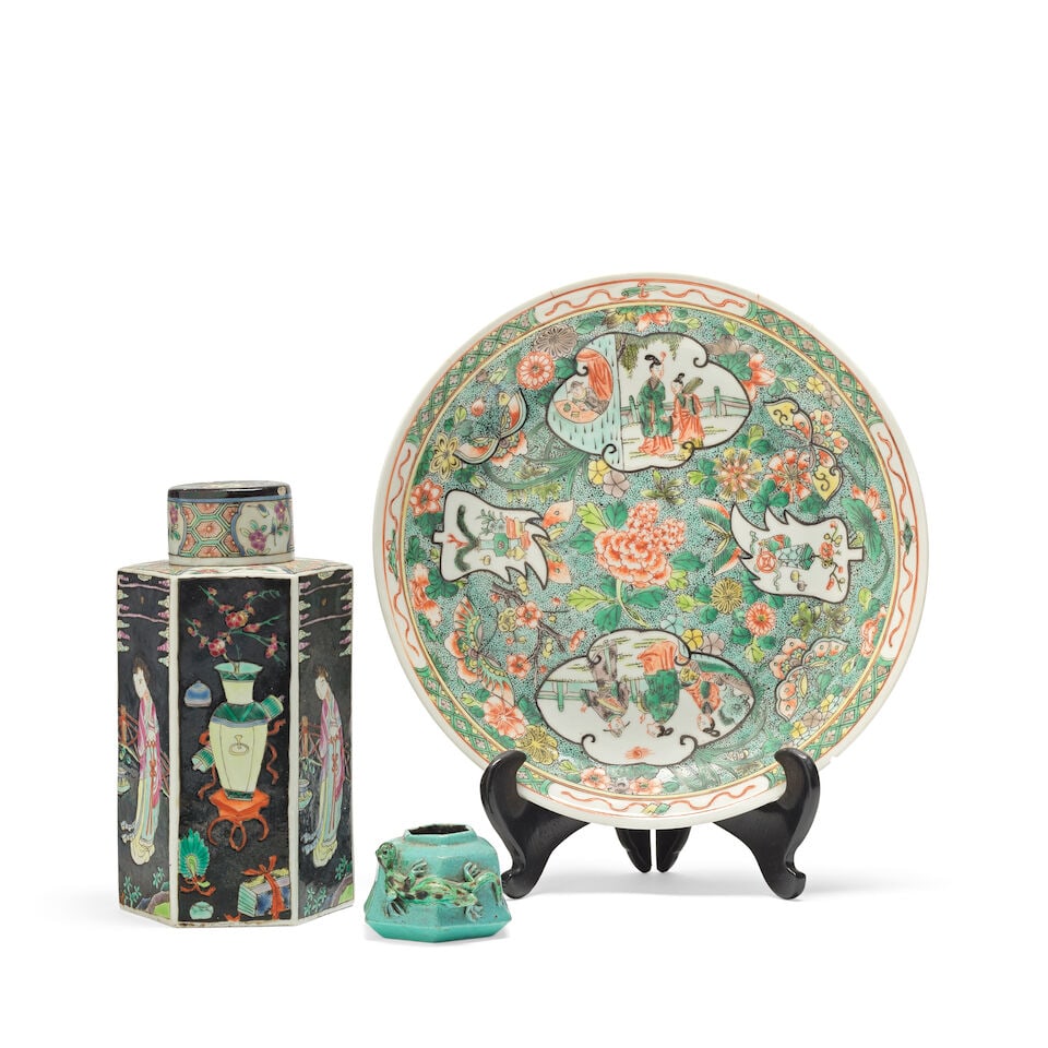 A Chinese Famile Vert porcelain dish, a Chinese Famille Noire porcelain tea caddy and cover and ... - 2