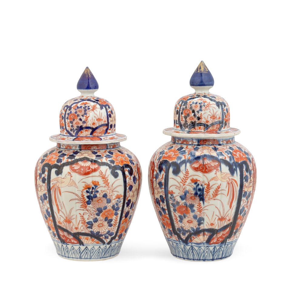 A pair of late Meiji period (1868-1912) Japanese Imari porcelain vases and covers (2) - 2