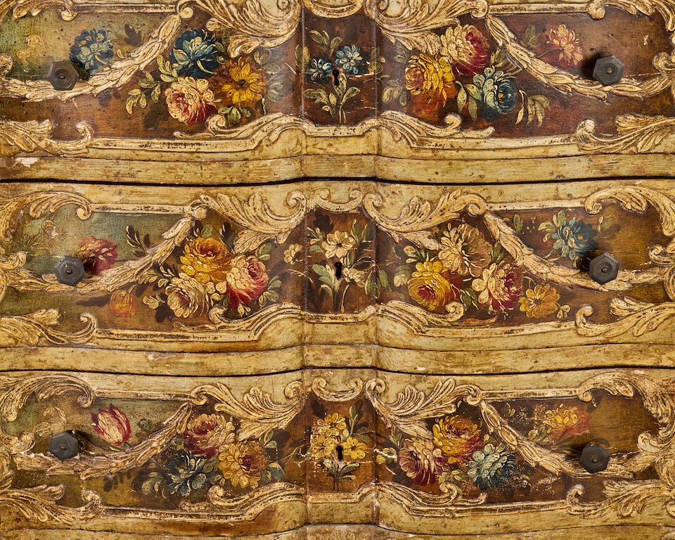 A pair of painted and polychrome decorated commodes Second quarter or mid 20th century, in the I... - 4