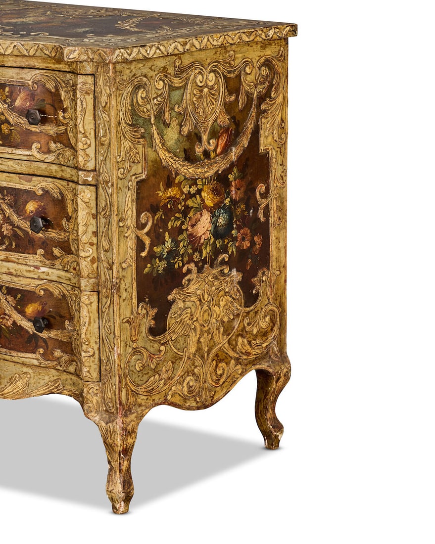 A pair of painted and polychrome decorated commodes Second quarter or mid 20th century, in the I... - 9