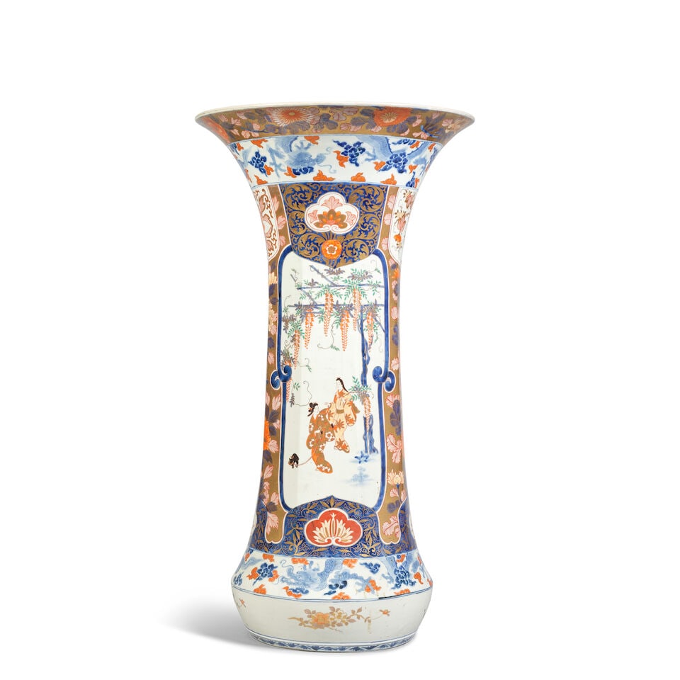 A large Japanese Imari porcelain hall vase Late Meiji period (1868-1912) or Taisho period (1912-... - 2