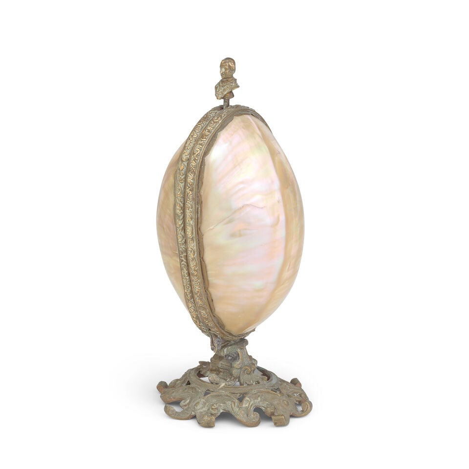 A late 19th century French mother of pearl egg-form etui - 2