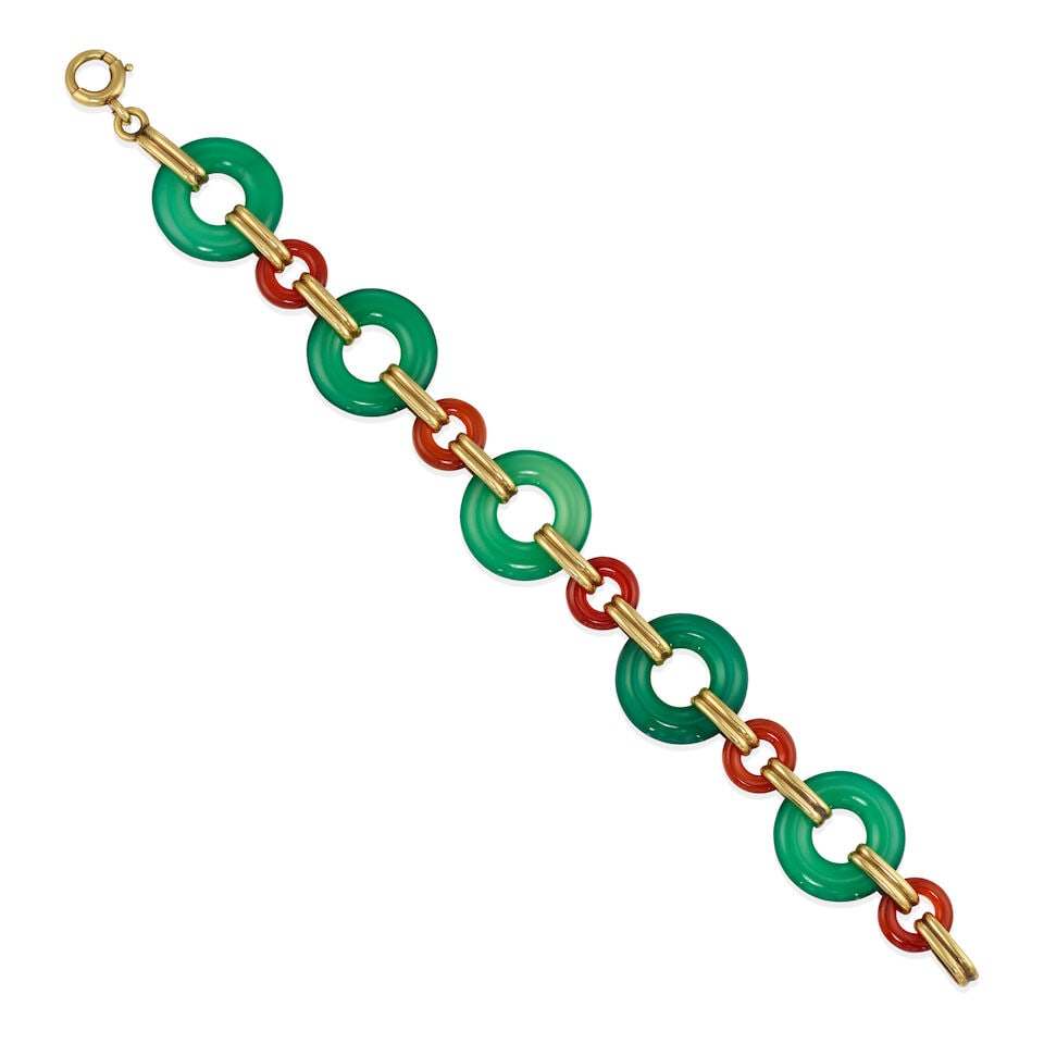 14K GOLD, CHALCEDONY, AND CARNELIAN BRACELET: 14K GOLD, CHALCEDONY, AND CARNELIAN BRACELET • 14k yellow gold • 5 ring shape dyed chalcedonies measuring approximately 18.25 mm in diameter each • 5 ring shape carnelians measuring