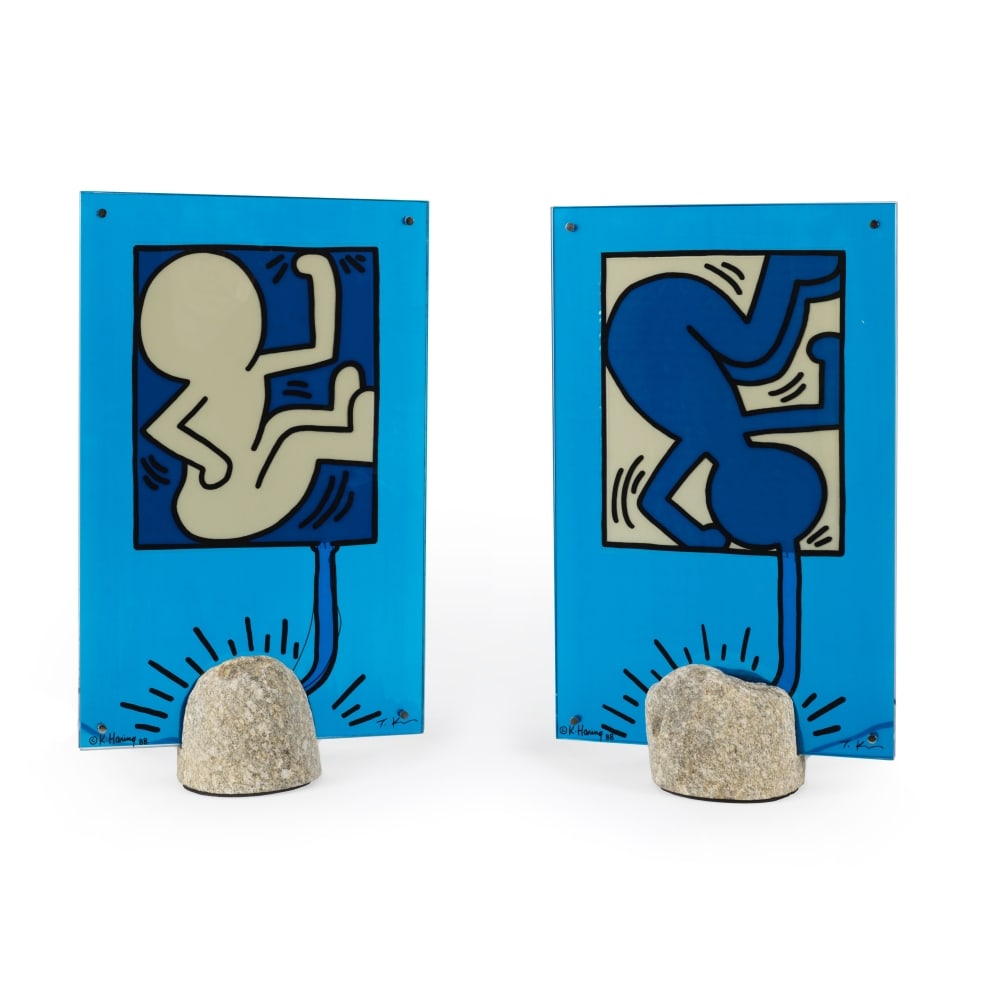 KEITH HARING (1958-1990) ET TOSHIYUKI KITA (NE EN 1942) On Taro; On Giro, 1988 Paire de lampes d...: KEITH HARING (1958-1990) ET TOSHIYUKI KITA (NE EN 1942) On Taro; On Giro, 1988 Paire de lampes de table en verre sérigraphié en couleurs avec base en pierre Conçues pour Kreon, Belgique