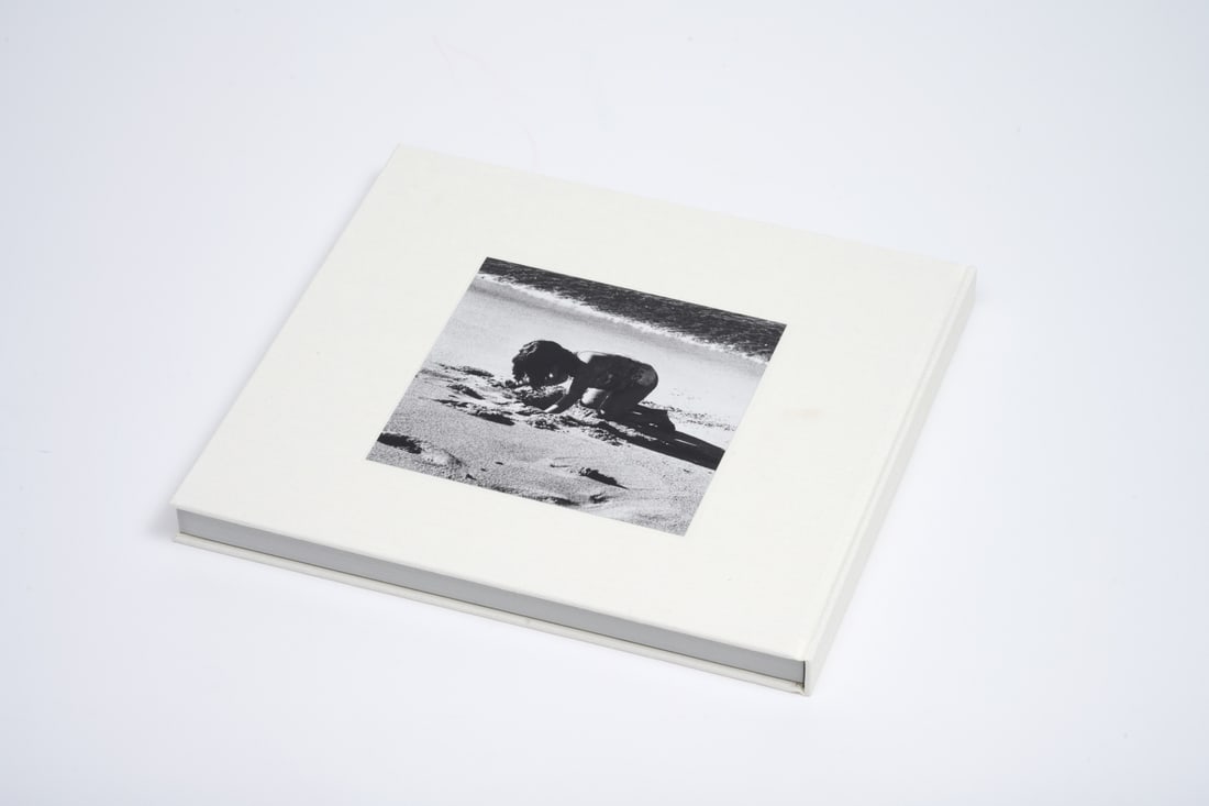 DAIDO MORIYAMA (NE EN 1938) La mort en été, 2020 Bradel de toile blanche, couverture i...: DAIDO MORIYAMA (NE EN 1938) La mort en été, 2020 Bradel de toile blanche, couverture illustrée d'une des photographies en noir et blanc de l'ouvrage, titre en long à froid au dos,