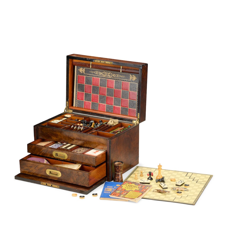 A large early Victorian figured walnut and ebony games box Early 19th century - 4