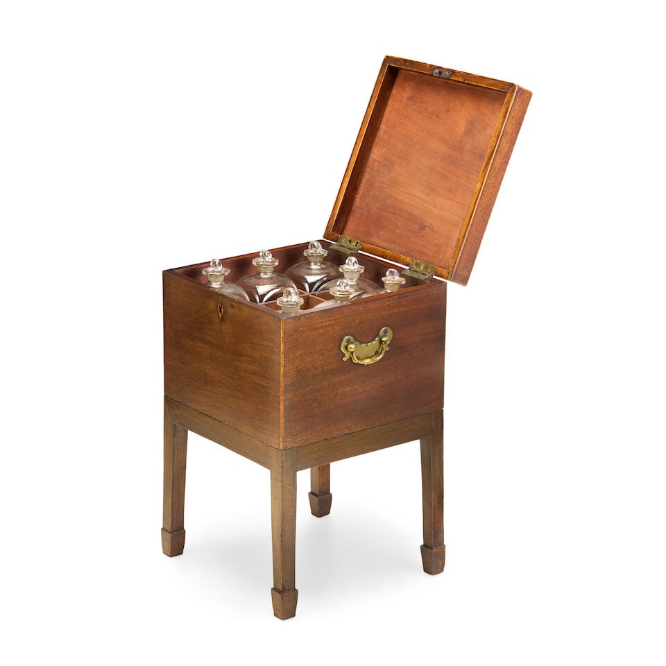 A George III mahogany and boxwood inlaid decanter box or cellarette Late 18th century - 2