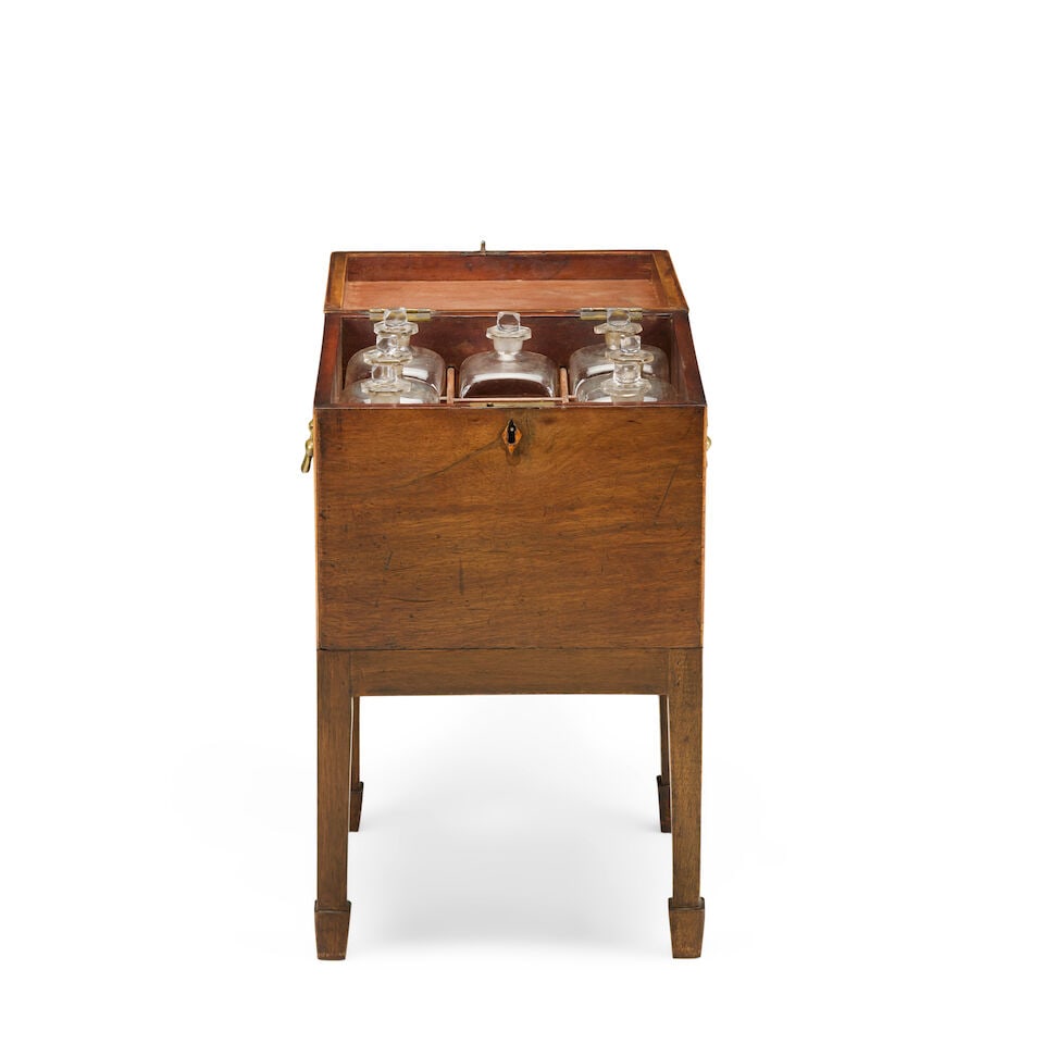 A George III mahogany and boxwood inlaid decanter box or cellarette Late 18th century - 4