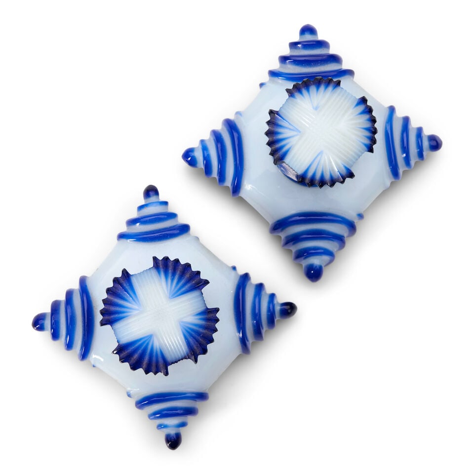 PAIR OF PERFUME BOTTLES ATTRIBUTED TO BACCARAT mid-19th century, cobalt blue and opaline overlay... - 2
