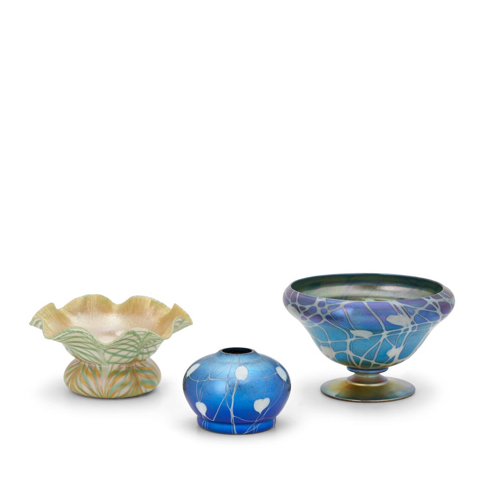 TWO VICTOR DURAND JR. (1870-1931) 'HEART AND VINE' VASES AND A QUEZAL BOWL the Durand Millville... - 4