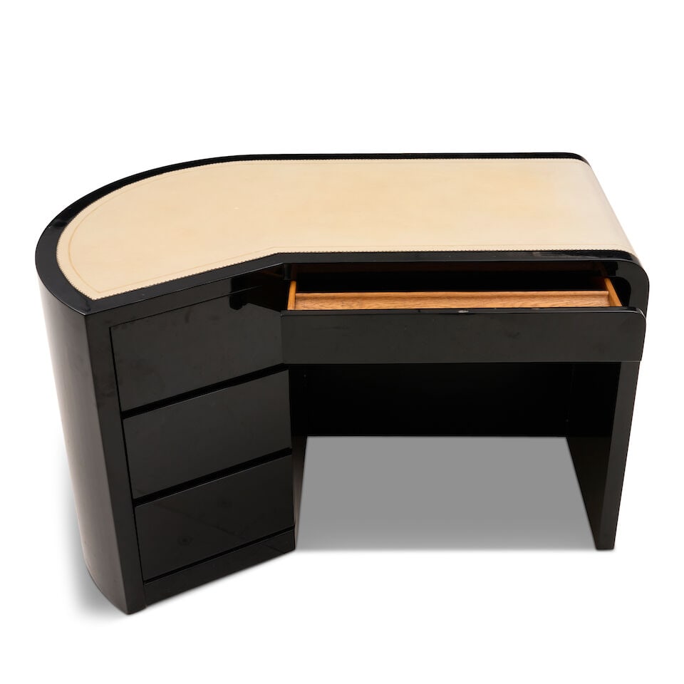 ART DECO DESK probably United States, circa 1930, black lacquered wood, tooled leather, oak and ... - 4