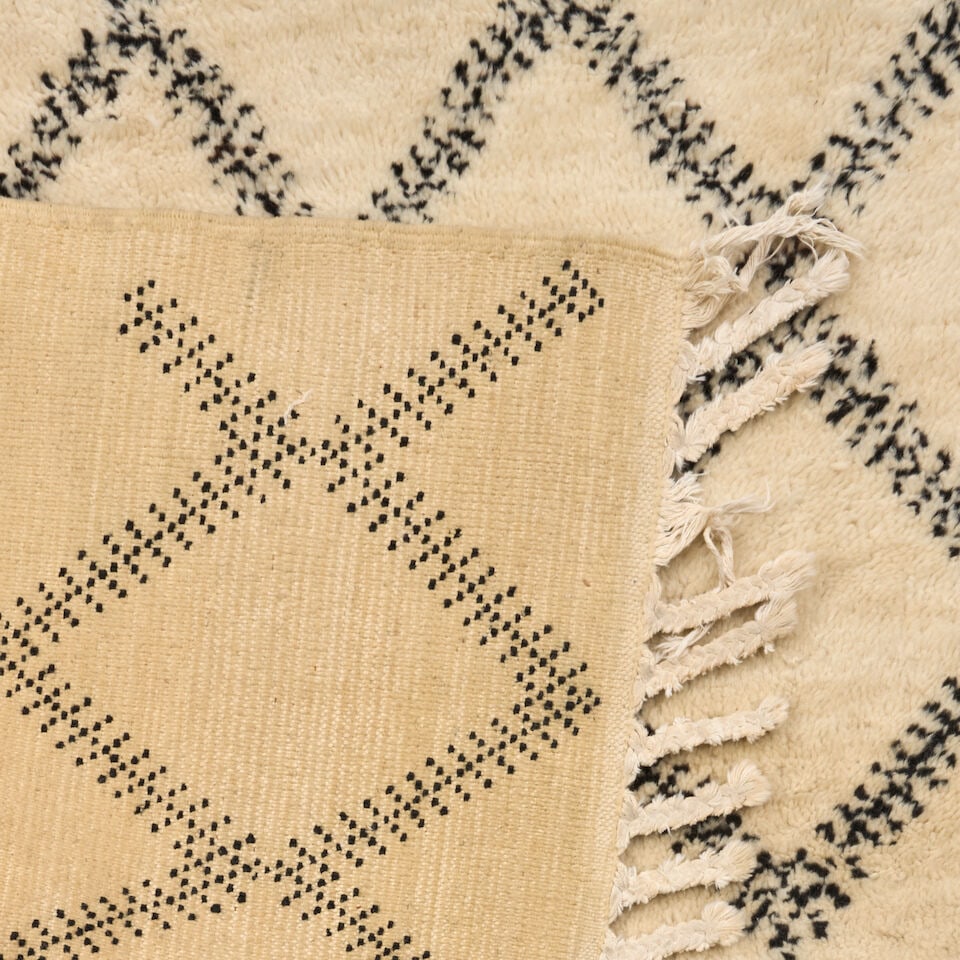 ARTISANAT MOROCCAN RUG Morocco, mid-20th century, wool, maker's label to underside, 82 x 60 in. - 2