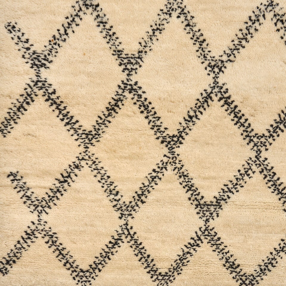 ARTISANAT MOROCCAN RUG Morocco, mid-20th century, wool, maker's label to underside, 82 x 60 in. - 3