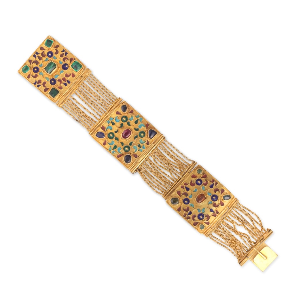 BRACELET ÉMAIL ET PIERRES DE COULEURS: BRACELET ÉMAIL ET PIERRES DE COULEURS Composé d'une succession de trois plaques décorées d'émail cloisonné multicolore et serties clos de pierres de couleur comprenant &#