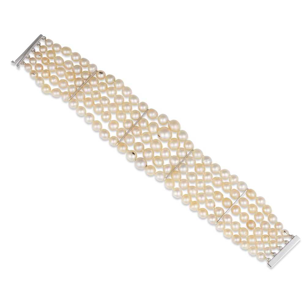 BRACELET PERLES ET DIAMANTS: BRACELET PERLES ET DIAMANTS Composé de cinq rangs de perles fines et de perles de culture blanches, le fermoir serti de diamants de taille rose, poinçons français d'import pour l'or 18K