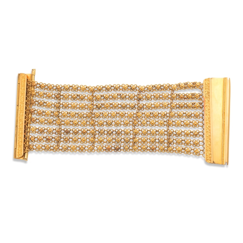 BRACELET EN OR: BRACELET EN OR Composé d'une maille souple en or jaune filigrané, le fermoir décoré de frises en or ciselé, poinçons français d'import pour l'or 18K (750 ‰), l
