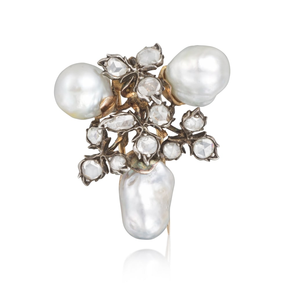 BUCCELLATI: BROCHE PERLES ET DIAMANTS: BUCCELLATI: BROCHE PERLES ET DIAMANTS Formant un motif végétal, ornée de trois perles baroques et de diamants de taille rose, signée BUCCELLATI, poinçons français d'impor