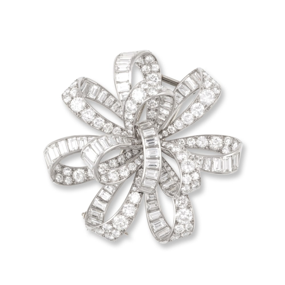VAN CLEEF & ARPELS: BROCHE CLIP 'RUBANS' DIAMANTS, CIRCA 1937: VAN CLEEF & ARPELS: BROCHE CLIP 'RUBANS' DIAMANTS, CIRCA 1937 Formant un noeud stylisé sur une monture ajourée, sertie sur l'ensemble de diamants de taille brillant et de taille baguette, si