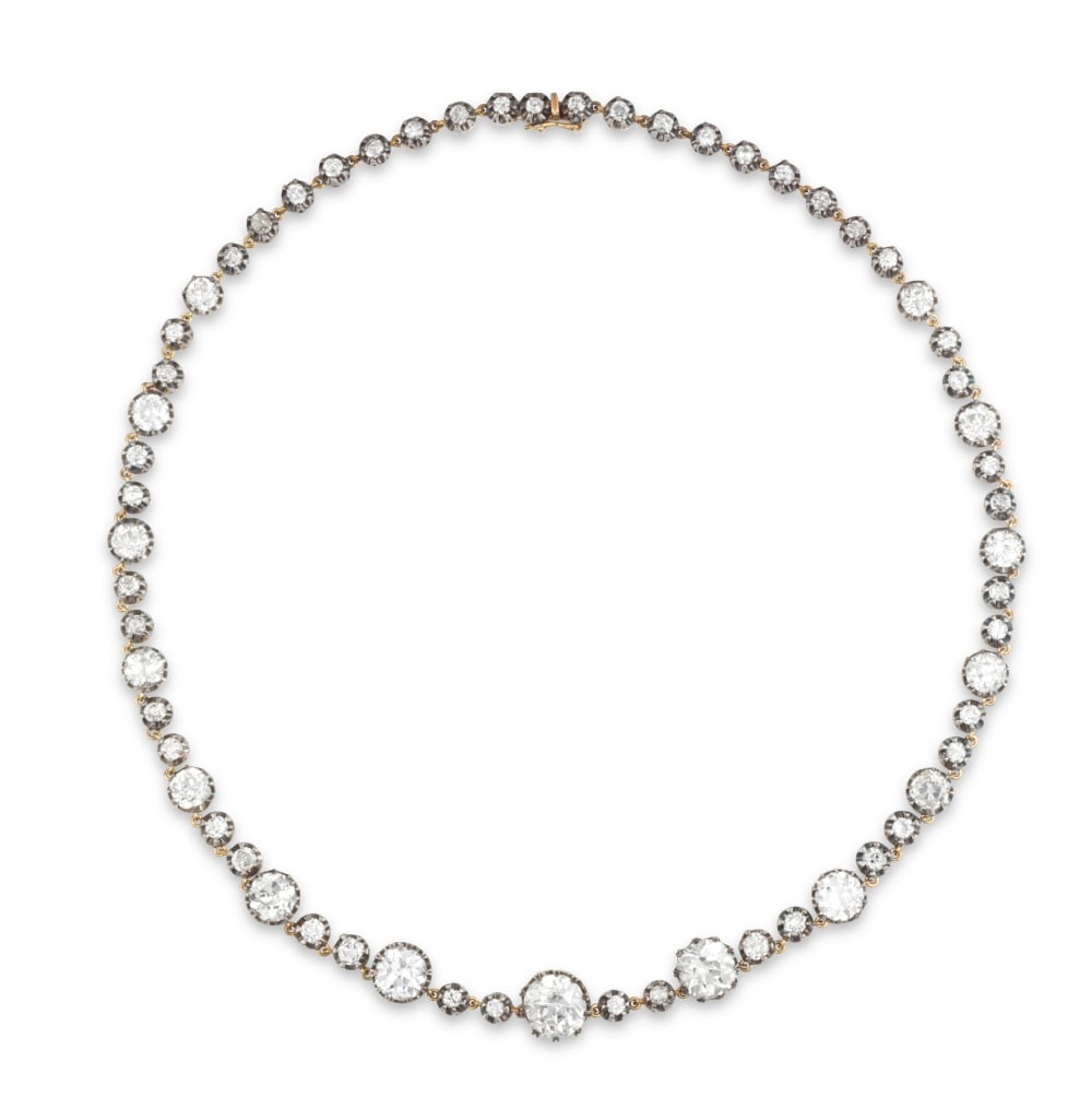 COLLIER DIAMANTS: COLLIER DIAMANTS Formant une succession de maillons sertis griffe de diamants de taille ancienne, poinçons français d'import pour l'or 18K (750 ‰) et pour l'argent (800 ‰), longu