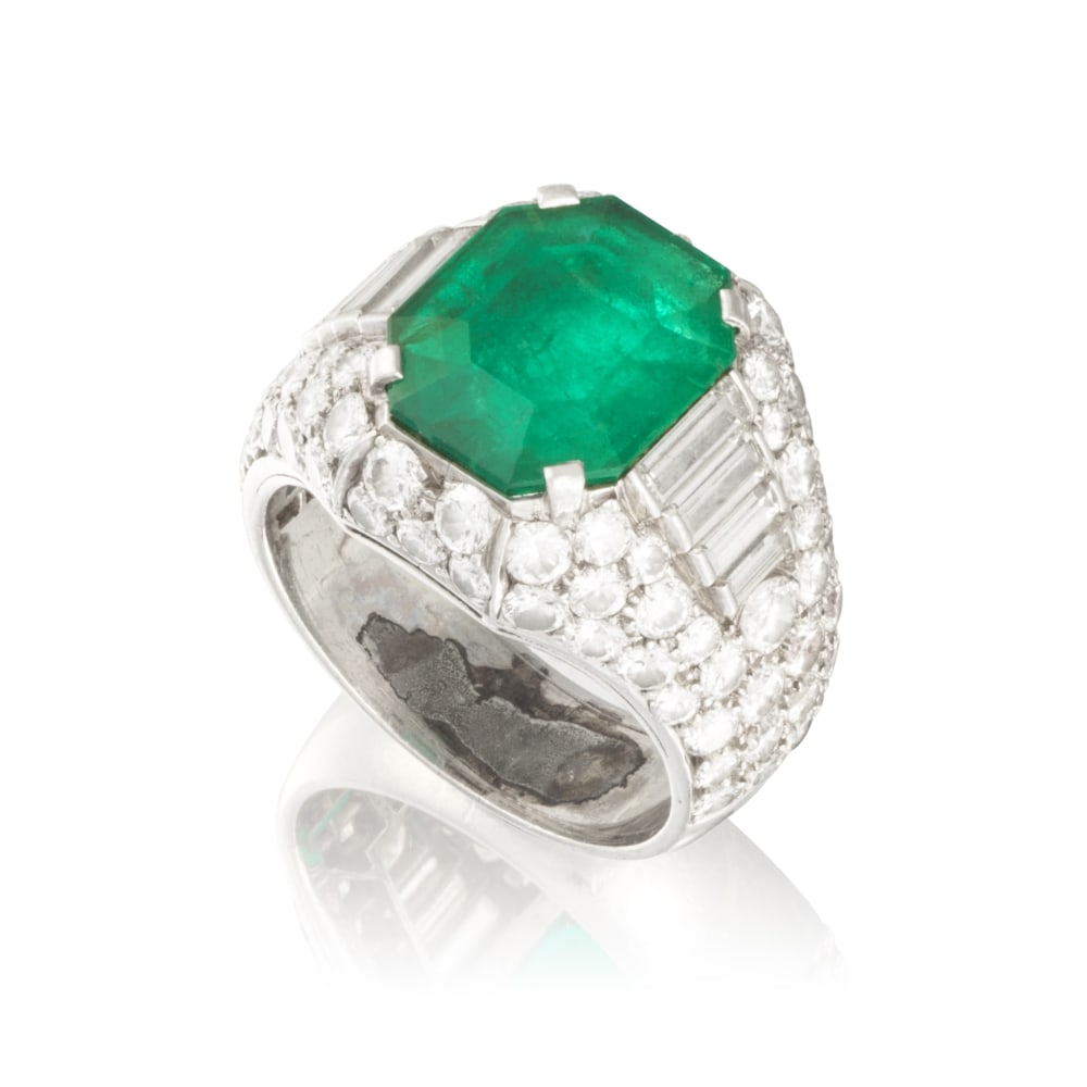 BULGARI: BAGUE EMERAUDE ET DIAMANTS: BULGARI: BAGUE EMERAUDE ET DIAMANTS L'émeraude de forme rectangulaire à pans coupés pesant 3.41 carats dans un entourage de diamants de taille brillant et de taille baguette, signé