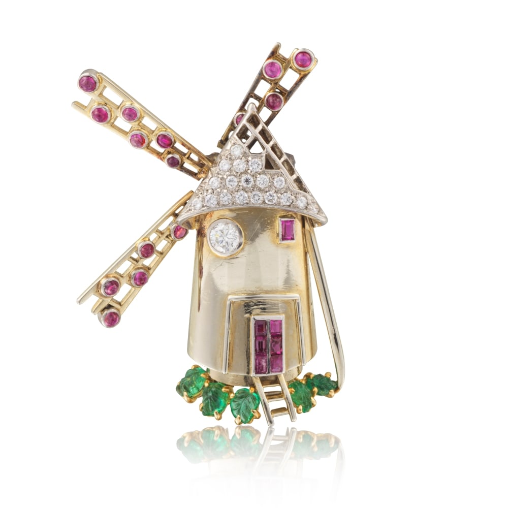 BROCHE 'MOULIN' ÉMERAUDES, RUBIS ET DIAMANTS: BROCHE 'MOULIN' ÉMERAUDES, RUBIS ET DIAMANTS Formant un moulin stylisé, rehaussé de diamants de taille brillant et de rubis calibrés, souligné de cabochons d'émeraudes gr