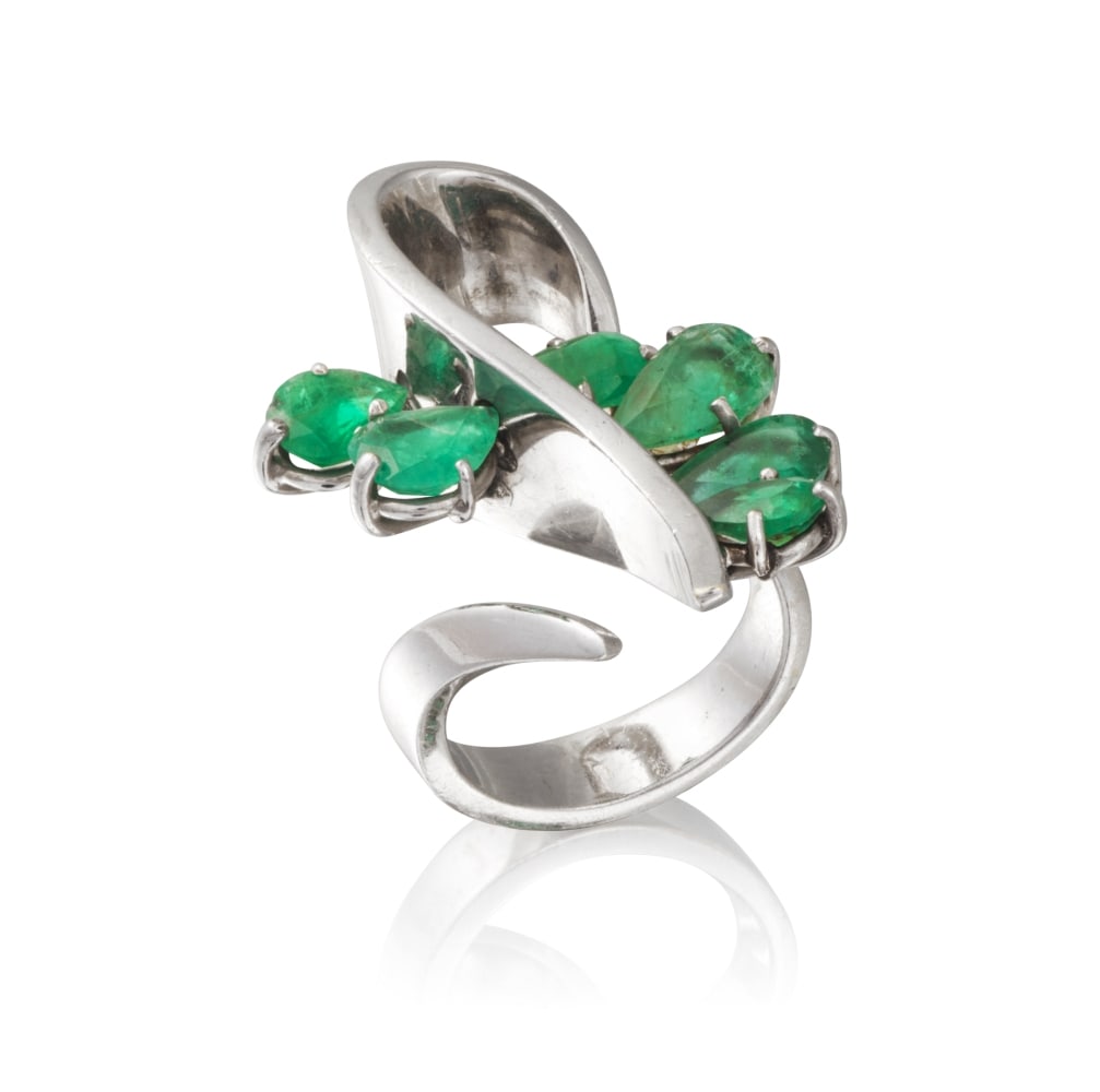 BAGUE ÉMERAUDES: BAGUE ÉMERAUDES Formant un motif ajouré abstrait, accentué de six émeraudes de forme poire, poinçon français d'import pour l'or 18K (750 ‰), tour de doigt 47, poids