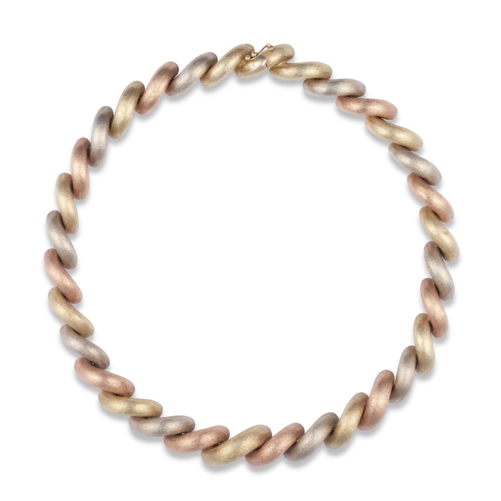 DEMI-PARURE TROIS ORS: DEMI-PARURE TROIS ORS Comprenant un collier et une paire de boucles d'oreilles à motif tressé en or texturé, poinçons français d'import pour l'or 18K (750 ‰) et pour l'o