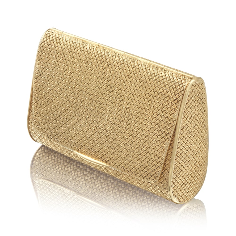 PETITE POCHETTE DU SOIR: PETITE POCHETTE DU SOIR En vannerie d'or, poinçons français d'import pour l'or 18K (750 ‰), dimensions 9.3 x 5.7 cm, poids brut 116.57 g. SMALL GOLD EVENING PURSE The envelope style pu