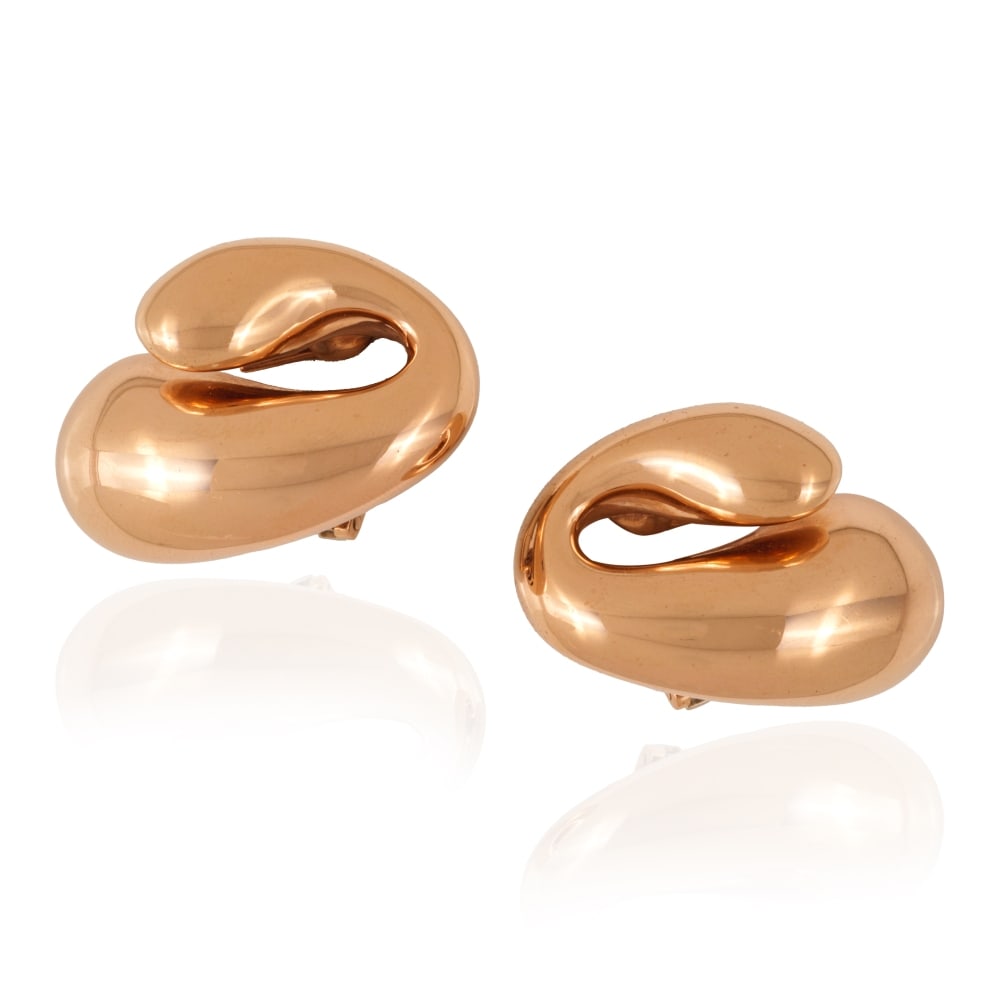 DE GRISOGONO: PAIRE DE BOUCLES D'OREILLES 'CONTRARIO' EN OR: DE GRISOGONO: PAIRE DE BOUCLES D'OREILLES 'CONTRARIO' EN OR Formant un motif abstrait bombé en or rose, signée de GRISOGONO, numérotée, poinçons français d'import pour l'